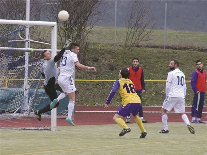 Mit letztem Einsatz konnte der Breisiger Keeper den Ball noch abwehren.
