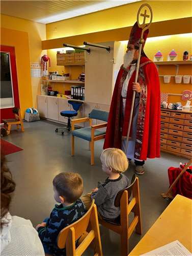 Mit leuchtenden Augen und einer kleinen Portion Aufregung warteten die Kinder geduldig auf den Nikolaus. Quelle: KiTa Maria Magdalena