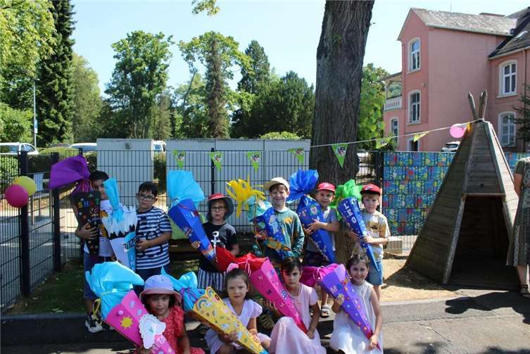 Mit leuchtenden Augen und voller Vorfreude blicken die Kinder auf ihren ersten Schultag – und dabei dürfen die traditionellen Schultüten natürlich nicht fehlen. Foto: Förderverein der Kita Wunderwelt e.V.