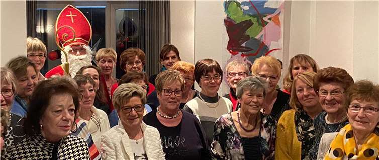 Mit lustigen und schwungvollen Reimen hielt der Nikolaus einen schönen Rückblick und kleine Präsente für alle Frauen bereit.Foto: privat