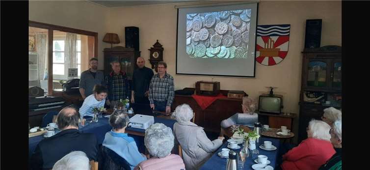 Mit mehr als 30 Besucherinnen und Besucher fand die dreiteilige Vortragsreihe des Heimatvereins Oberzissen e.V. seinen Höhepunkt. Foto: Dorothe Bürger