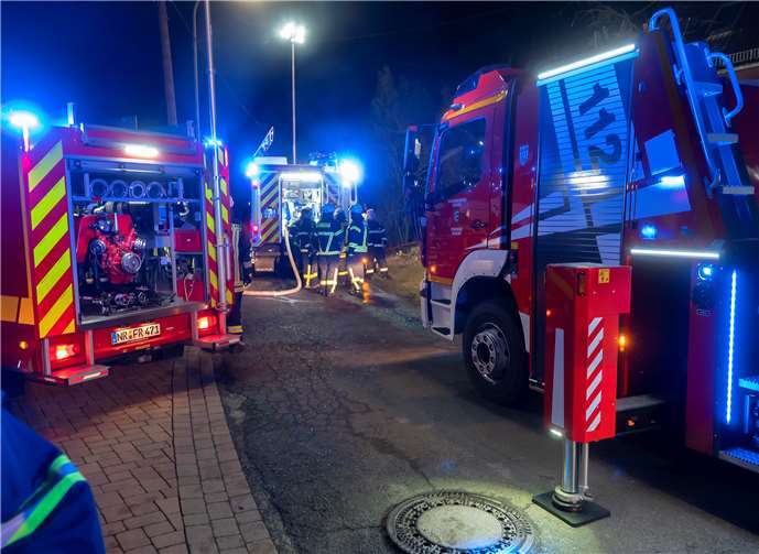 Mit mehr als 60 Einsatzkräften und umfangreicher Ausrüstung rückte die Feuerwehr dem Brand zu Leibe.