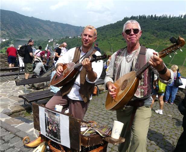 Mit mittelalterlichen Weisen auf ihrer Laute erfreute beim Burgfest auch das bekannte Duo der Mühlensänger.