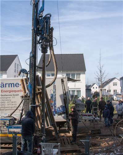 Mit modernster Bohrtechnik werden 300 m Bohrungen eingebracht. privat