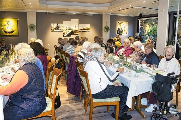 Mit musikalischer Begleitung durch Erhard Kaiser wurden unvergessene Weihnachtslieder gesungen.