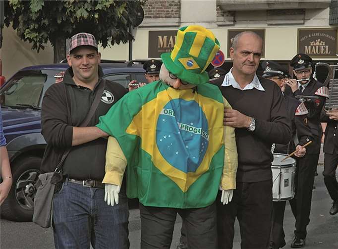 Mit musikalischer Begleitung durch den Spielmannzug wird der Paias zum Kirmesplatz geführt.RFW