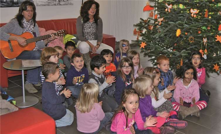 Mit musikalischer Begleitung von der Gitarre sangen die Kinder einige Weihnachtslieder für die Patienten im Krankenhaus.privat