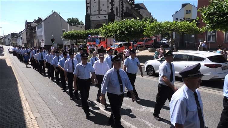 Mit musikalischer Unterstützung der Rheinischen Musikfreunde Kettigzogen die Mitglieder der Feuerwehr von der Pfarrkirche zum Feuerwache am Stierweg.