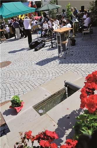Mit natürlichem Material wurden Brunnen und Platz neu gestaltet.