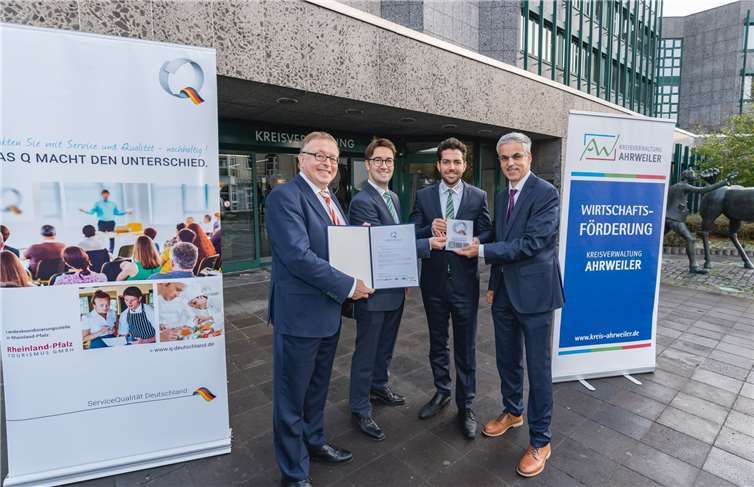 Mit neuem Qualitätssiegel ausgestattet: Landrat Dr. Jürgen Pföhler, Tino Hackenbruch (Leiter Kreiswirtschaftsförderung), Denis Radermacher (Qualitätscoach Kreiswirtschaftsförderung) sowie Fachbereichsleiter Erich Seul. Foto: Bernhard Risse
