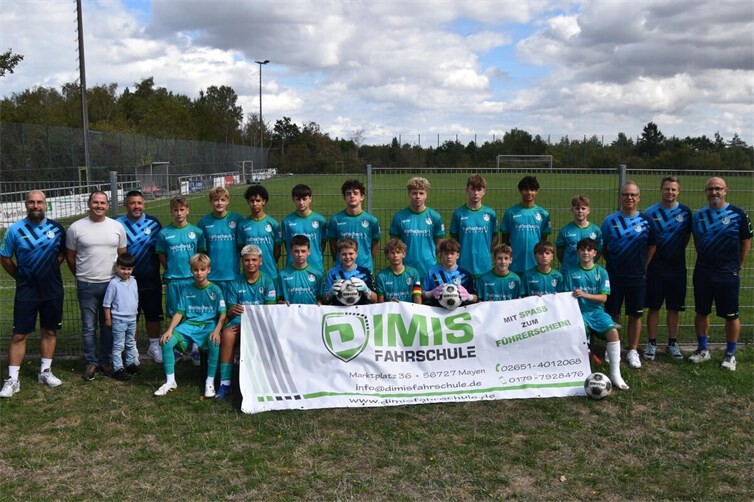 Mit neuen Bällen und Leibchen auf der Überholspur: Die Mannschaft C1 der JSG Vulkaneifel bedankt sich bei Dimi von Dimis Fahrschule aus Mayen für neue Bälle und Trainingsleibchen.