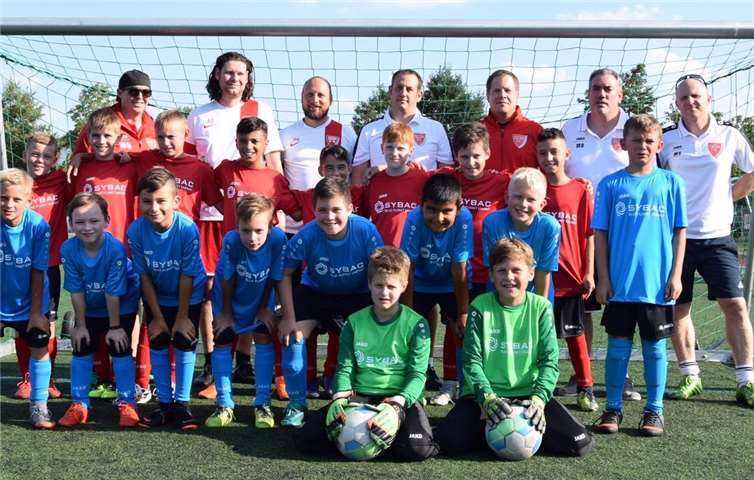 Mit neuen Trikots ausgestattet, freuen sich die E-Jugend-Spieler auf die neue Saison.privat