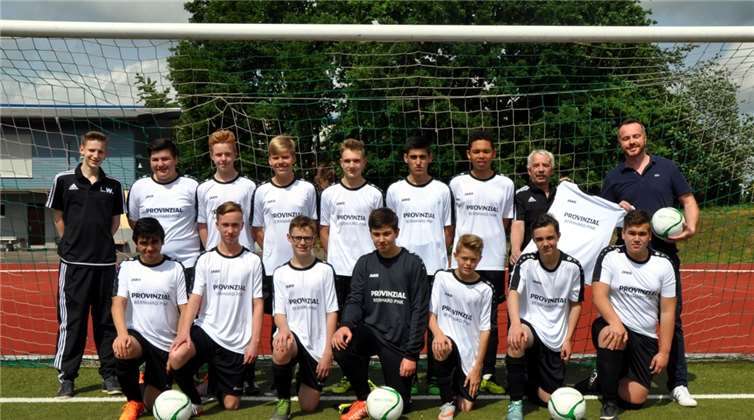 Mit neuen Trikots gehen die C 2-Junioren der Fußball-Jugendspielgemeinschaft Remagen/Kripp/Oberwinter/Unkelbach an den Start. Privat