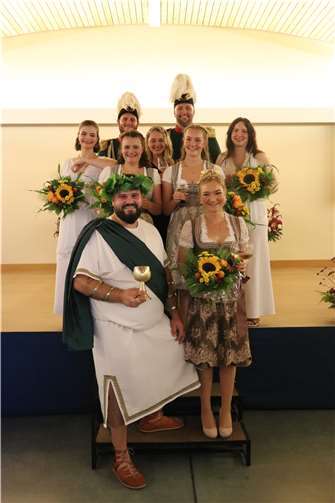 Mit neuen Weinmajestäten startete Erpel in die Weinfestsaison.  Foto: Brauchtumsverein „Freunde des Erpeler Weinfestes“ e.V.