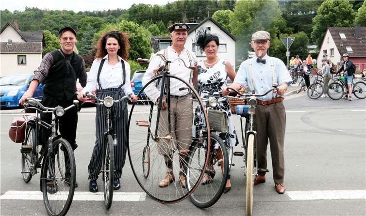 Mit nostalgischen Rädern und der entsprechenden Kleidung war diese Gruppe aus Köln unterwegs. Fotos: SES