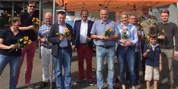 Mit orangefarbenen Rosen überraschte die Wachtberger CDU nicht nur Mütter.  privat