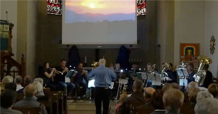 Mit passender bildlicher Untermalung spielte der Posaunenchor Rengsdorf Lieder zum Thema Abend. privat