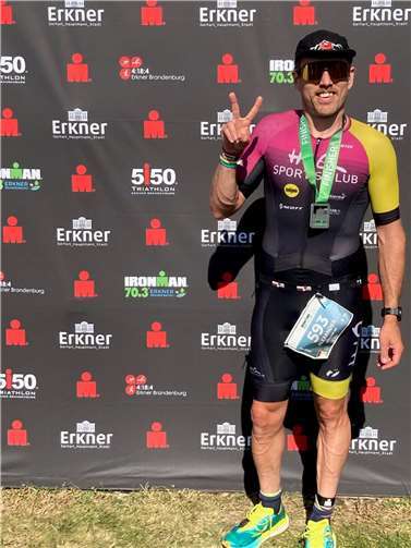 Mit persönlicher Bestzeit finisht Alexander Rausch den Triathlon 70.3 Exner in Berlin. Fotos: Hanna Rausch