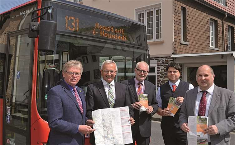 Mit positiver Fahrgastzahlenentwicklung kann RegioLinie 131 gehalten und vielleicht ausgebaut werden. Stellten neuen Info-Flyer vor und damit die zweite Werbekampagne (v.l.): Bürgermeister Werner Grüber, 1. Kreisbeigeordneter Achim Hallerbach, Thomas Behrens, Verkehrsmanager der RWN GmbH und Harald Strüder, Geschäftsführer der RWN GmbH. privat