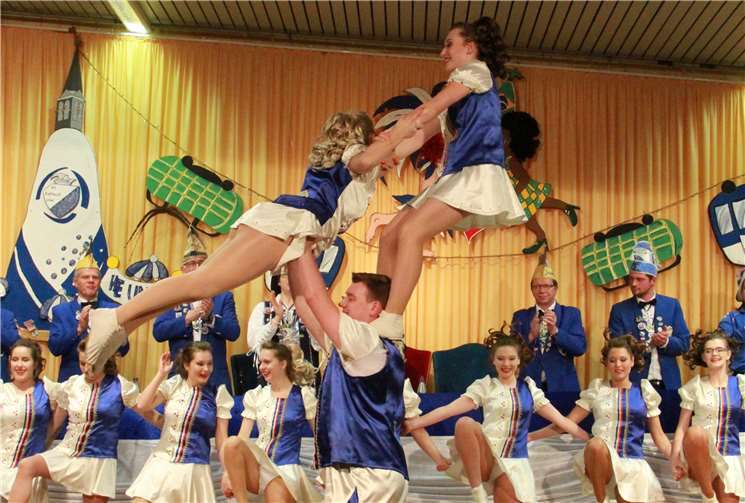 Mit professionellen Hebefigurenbegeisterte die Garde des KC Rot-Blau Niederbreitbach.