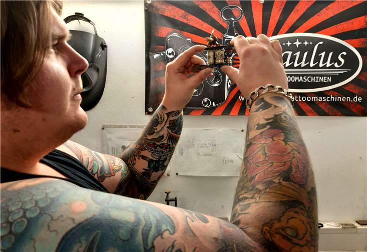 Mit prüfendem Blick untersucht Philipp Paulus, ob die handgefertigten Bauteile derTattoomaschine perfekt verarbeitet wurden sowie den Abstand zwischen Spulen und dem sog. Hammer. Fotos: NC