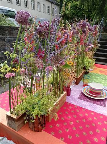 Mit regional wachsenden Pflanzen und Blumen sowie alternativen, aussähbaren Steckhilfen hat Patrizia Otto das vorgegebene Thema „nachhaltige Gartenhochzeit“ hervorragend interpretiert und die Prüfung erfolgreich abgeschlossen. Foto: Stephanie Lammert