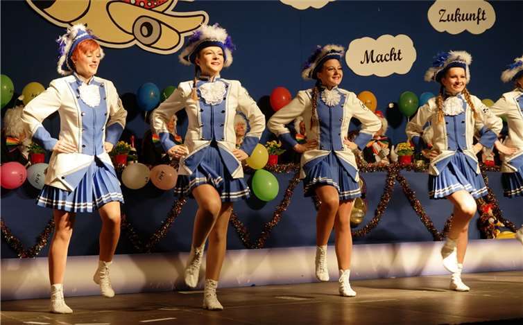 Mit rhythmischen Karnevalsklängen und dynamischer Choreografie begeisterte die Tanzgarde des Närrischen Cors die Gäste.