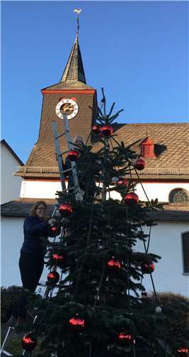 Mit riesigen Kugeln wurde der Baum zauberhaft geschmückt. Foto: privat