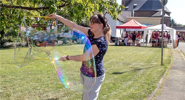 Mit riesigen Seifenblasen werden die Gelsdorferihr 660-jähriges Stadtrechte.