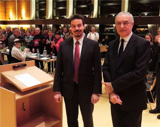 Mit riesiger Zustimmung entschieden sich die Mitglieder der CDU Koblenz dafür, Bert Flöck (re.) bei der Kandidatur für die Oberbürgermeisterwahl 2017 zu unterstützen. Als erstes gratulierte Andreas Biebricher. -BSB-