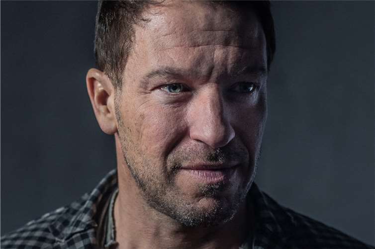 Mit ruhigen Liedern und Popsongs zum Mitsingen unterhält Patric sein Publikum beim nächsten Livestream aus der Stadthalle (Bild: Patrick Lück, Gesang und Entertainment)