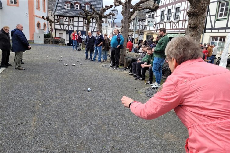 Mit ruhiger Hand zum Ziel: Beim Boule entschieden oft nur wenige Zentimeter über...