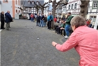 Mit ruhiger Hand zum Ziel: Beim Boule entschieden oft nur wenige Zentimeter über...