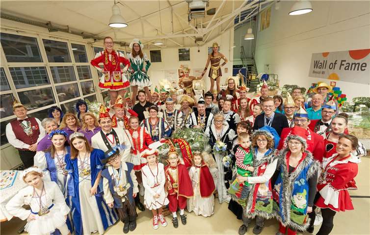Mit rund 60 Jecken feierte die evm ihre Palettenparty, auf der die Gewinner-Vereine Wurfmaterial für die Karnevals-Züge in ihrer Region abholen konnten. Fotos: evm/Frey