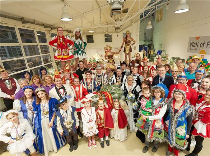 Mit rund 60 Jecken feierte die evm ihre Palettenparty, auf der die Gewinner-Vereine Wurfmaterial für die Karnevals-Züge in ihrer Region abholen konnten.Foto: evm/Frey