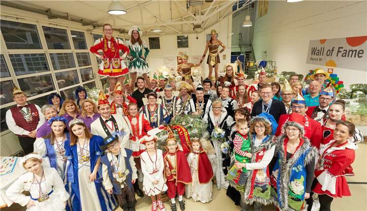 Mit rund 60 Jecken feierte die evm ihre Palettenparty, auf der die Gewinner-Vereine Wurfmaterial für die Karnevals-Züge in ihrer Region abholen konnten. Fotos: evm/Frey