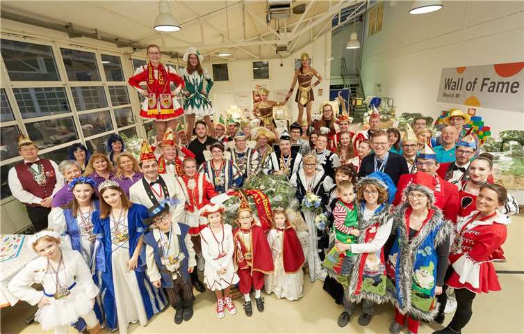 Mit rund 60 Jecken feierte die evm ihre Palettenparty, auf der die Gewinner-Vereine Wurfmaterial für die Karnevals-Züge in ihrer Region abholen konnten. Fotos: evm/Frey