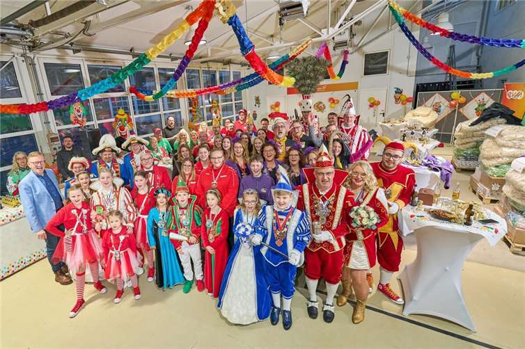 Mit rund 60 Jecken feierte die evm ihre Palettenparty, bei der die Gewinner-Vereine Wurfmaterial für die Karnevalsumzüge in ihrer Region abholen konnten. Foto: Sascha Ditscher/evm