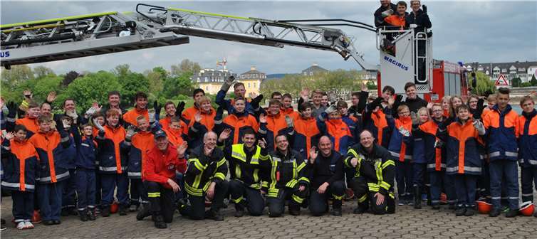 Mit rund 90 Jugendlichen in den sechs Jugendfeuerwehren der VG Weißenthurm kann die Freiwillige Feuerwehr in der Verbandsgemeinde auf eine solide Nachwuchsarbeit bauen. Das Foto zeigt eine Gemeinschaftsübung am Weißenthurmer Rheinufer aus dem Jahr 2016.