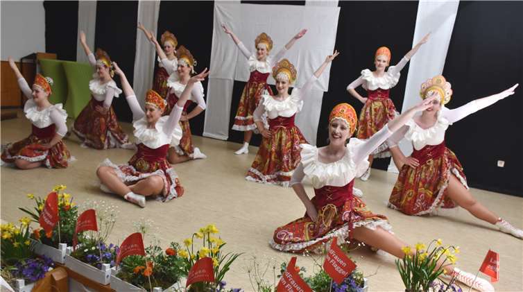 Mit russischen Tänzen begeistertendie „Blau Weißen Cometen“ aus Großmaischeid.
