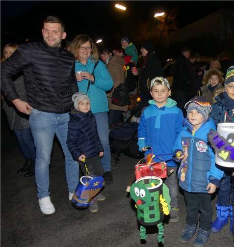 Mit scheinbar unzähligen und fantasievoll gebastelten Laternen, waren viele Hundert Kinder beim Umzug dabei.Fotos: TE