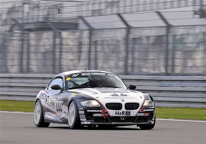 Mit schnellen Rundenzeiten wurde der BMW Z4 nach vorne gebracht und der Vorsprung auf die Konkurrenz auf über eine Minute ausgebaut.