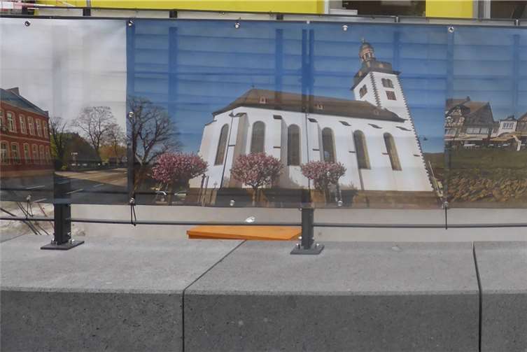 Mit schönen Fotos Bad Breisiger Ansichten ist die Unterführung auch vor der Fertigstellung ein Hingucker.