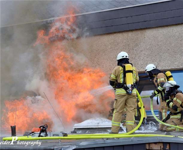 Gebäudebrand in der Grundschule Mit schwerem Atemschutz gingen die Feuerwehrleute aus fünf Löschzügen der Verbandsgemeinde Weißenthurm gegen den Brand vor.