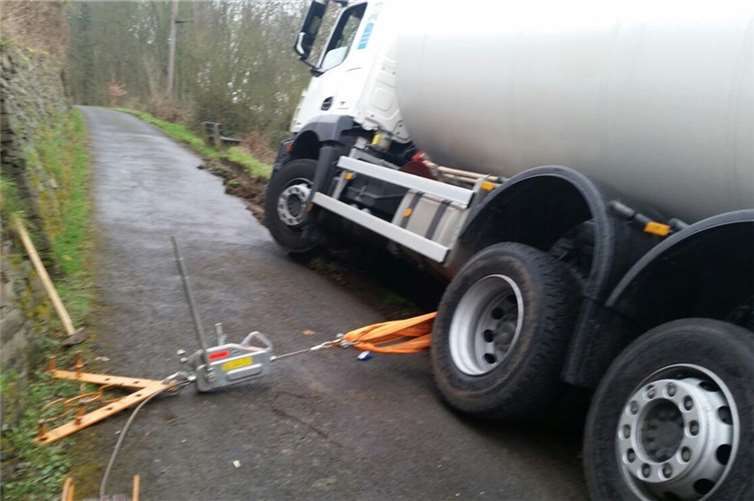 Mit schwerem Gerät musste der 18-Tonner geborgen werden. Foto: Polizei Linz