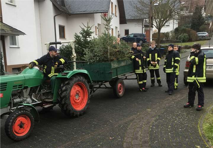Mit schwerem Gerät rückte der Förderverein der Freiwilligen Feuerwehr den ausgedienten Tannenbäumen zu Leibe.privat
