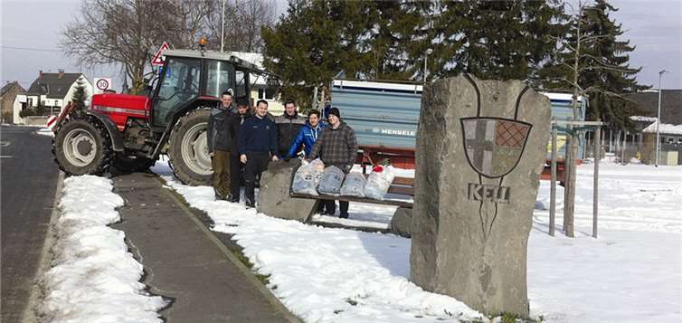 Mit schwerem Gerät sammelte der JGV Kell die Kleidersäcke vom Bürgersteig.privat