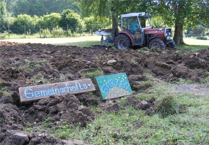 Mit schwerem Gerät wurde der Rasen in einen Acker verwandelt. Foto: privat