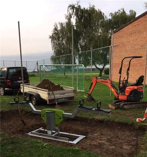 Mit schwerem Gerät wurde die Wippe aufgebaut.