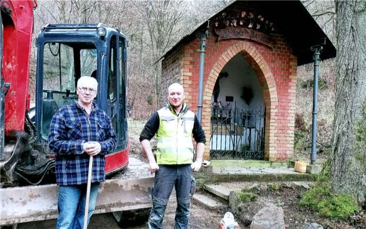 Mit schwerem Gerät wurde um die Winzerkapelle geräumt. Hans-Ewald Flohe (li) und Marco Gieraths.  Fotos: privat